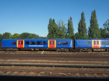 LONDON, İngiltere - CIRCA EPTESİ 2019: Güneybatı Demiryolu Treni