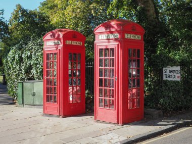 Londra, İngiltere - CIRCA Eylül 2019: Geleneksel kırmızı telefon kulübeleri