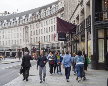 LONDON, UK - CRCA EPTEMBER 2019: Regent Caddesi 'ndeki İnsanlar