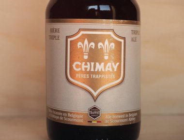 CHIMAY, BELGIUM - CRCA Nisan 2020: Beyaz Chimay bira şişesi