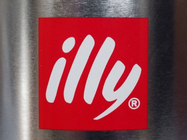 TRIESTE, İTALYA - CRCA MARCH 2020: Illy logosu kahve kutusunda