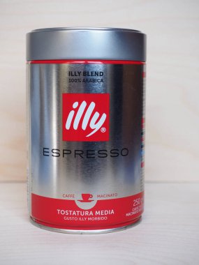 TRIESTE, İTALYA - CRCA MARCH 2020: Illy logosu kahve kutusunda