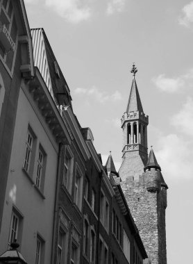 Turm der Alte Pfalzanlage (Aachen, Almanya 'da Eski Palatinat Kulesi) siyah beyaz