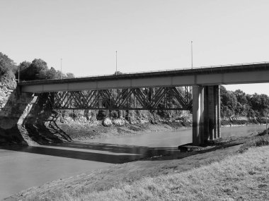 Chepstow Demiryolu Köprüsü (esasen Brunel tarafından tasarlanmıştır) Chepstow 'da, Uk siyah beyaz