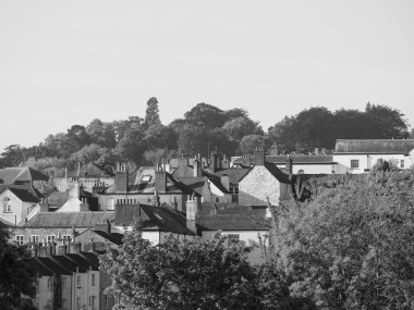 Tipik bir İngiliz şehri çatısı ve gökyüzü üzerinde siyah beyaz bacalar var.