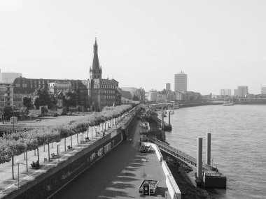DUESSELDORF, GERMANY - CIRCA AĞUSTOS 2019: Altstadt 'taki Rhein Nehri kıyısında Rheinufermenade (eski kasaba)