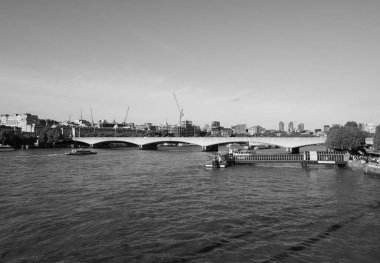 LONDON, İngiltere - CIRCA SEPTEMBER 2019: Thames Nehri 'nin siyah beyaz panoramik manzarası