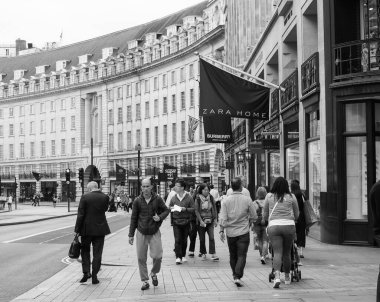 LONDON, İngiltere - CIRCA EPTEMBER 2019: Regent Caddesi 'ndeki insanlar siyah beyaz hilal