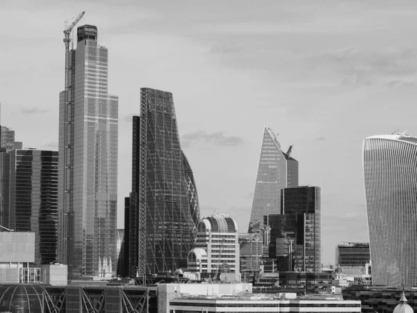 ロンドン イギリス Circa 2019年9月 黒と白のロンドンのスカイラインの景色 — ストック写真
