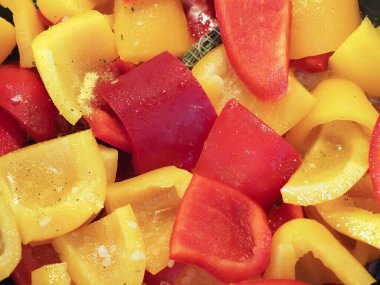 Kırmızı ve sarı biberler (Capsicum) namı diğer dolmalık biberler vejetaryen ve vejetaryen yiyecekler