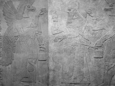 LONDON, İngiltere - CIRCA SEPTEMBER 2019: British Museum 'daki Ashurnasirpal' in siyah beyaz yazıtları