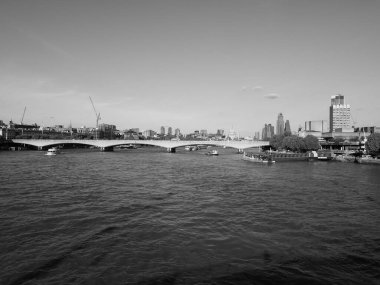 LONDON, İngiltere - CIRCA SEPTEMBER 2019: Thames Nehri 'nin siyah beyaz panoramik manzarası
