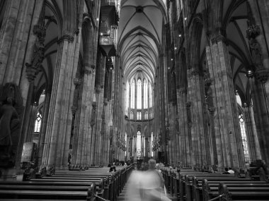KOELN, GERMANY - CIRCA AUGust 2019: Koelner Dom Hohe Domkirche Sankt Petrus (anlamı St Peter Katedrali) siyah beyaz gotik kilise