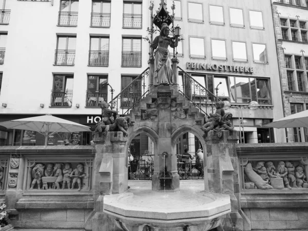 Koeln Duitsland Circa August 2019 Heinzelmaennchenbrunnen Fontein Zwart Wit — Stockfoto