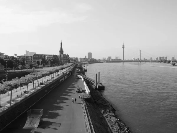 ドイツのドゥセルドーフ Circa 2019年8月 黒と白のアルトシュタット川 旧市街 のライン川のほとりにラインフェルプロテスタント — ストック写真
