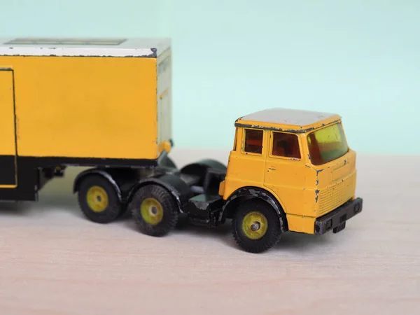 Vintage Κλίμακα Μοντέλο Κίτρινο Φορτηγό Επιλεκτική Εστίαση Αρθρωτό Όχημα Ελκυστήρα — Φωτογραφία Αρχείου