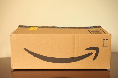 LONDON, İngiltere - CRCA Nisan 2020: Amazon Paketi