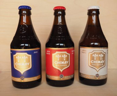 CHIMAY, BELGIUM - CRCA Nisan 2020: Chimay mavi kırmızı ve beyaz bira şişeleri