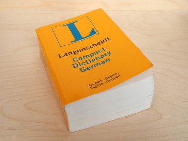 BERLİN, GERMANY - CIRCA Nisan 2020: Langenscheidt kompakt Almanca İngilizce sözlük