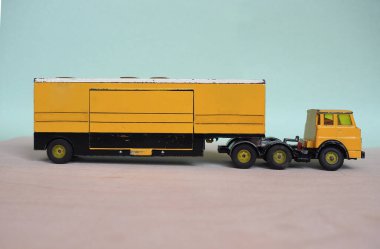 Seçici odaklı klasik model sarı kamyonet. Traktör ve römorklu eklemli araç.