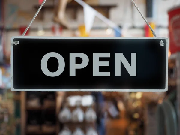 Open Het Bord Een Etalage Met Reflecties — Stockfoto