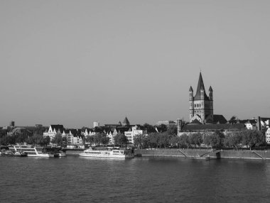 KOELN, GERMANY - CIRCA AĞUSTOS 2019: Siyah beyaz nehirden şehrin ufuk çizgisi