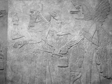 LONDON, İngiltere - CIRCA SEPTEMBER 2019: British Museum 'daki Ashurnasirpal' in siyah beyaz yazıtları