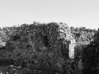 CHEPSTOW, İngiltere - CIRCA SEPTEMBER 2019: Chepstow Kalesi kalıntıları (Galce Castell Cas-gwent in Welsh) siyah beyaz