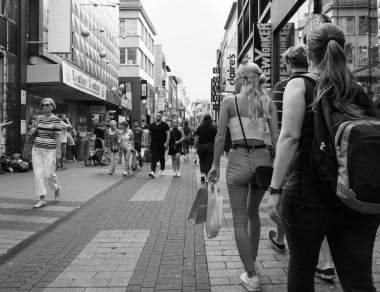 KOELN, GERMANY - CIRCA AUGust 2019: Hohe Caddesi 'ndeki insanlar (anlamı High Street) siyah beyaz alışveriş caddesi