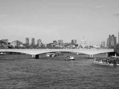 LONDON, İngiltere - CIRCA SEPTEMBER 2019: Thames Nehri 'nin siyah beyaz panoramik manzarası