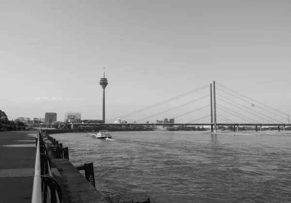 ドイツのデュッセルドルフ Circa August 2019 黒と白の都市のスカイラインの景色 — ストック写真