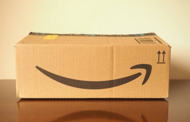 LONDON, İngiltere - CRCA Nisan 2020: Amazon Paketi