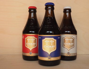 CHIMAY, BELGIUM - CRCA Nisan 2020: Chimay mavi kırmızı ve beyaz bira şişeleri