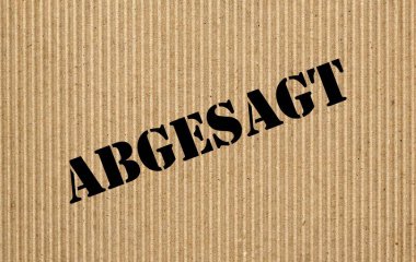 Abgesagt (çeviri iptal edildi) kıvrımlı karton üzerine yazıldı