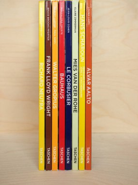 KOELN, GERMANY - CIRCA 2020: Taschen temel mimarlık serisi kitapları Aalto, Mies Van der Rohe, Le Corbusier, Gropius, Bauhaus, Frank Lloyd Wright, Neutra, Scharoun