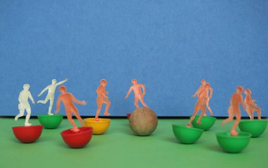 Plastik futbol oyuncuları tahta topla futbol oynuyorlar