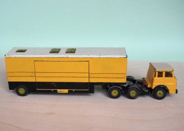 Seçici odaklı klasik model sarı kamyonet. Traktör ve römorklu eklemli araç.