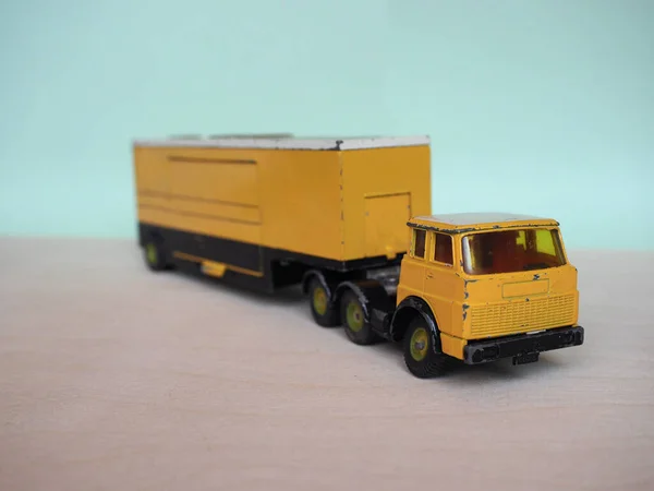 Klasický Model Žlutého Kamionu Selektivním Ostřením Kloubové Vozidlo Traktorem Přívěsem — Stock fotografie