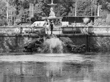DUESSELDORF, GERMANY - CIRCA AUGust 2019: Stadtgraben 'deki Tritonbrunnen çeşmesi (şehir hendeği anlamına gelir) Koenigsallee anayolu siyah beyaz