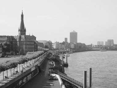 DUESSELDORF, GERMANY - CIRCA AĞUSTOS 2019: Altstadt 'taki Rhein Nehri kıyısında Rheinufermenade (eski kasaba)