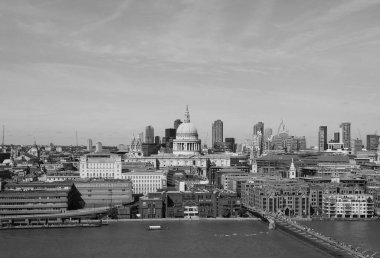 LONDON, İngiltere - CIRCA SEPTEMBER 2019: Siyah beyaz gökyüzü Londra şehri manzarası