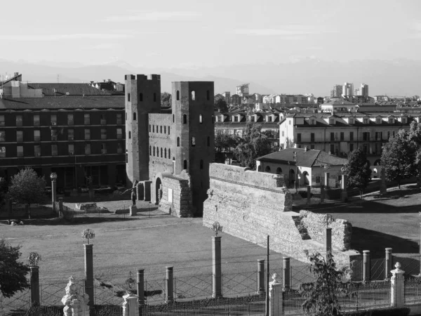 在都灵 意大利的波塔帕拉蒂纳 帕拉廷门 废墟在黑色和白色 — 图库照片