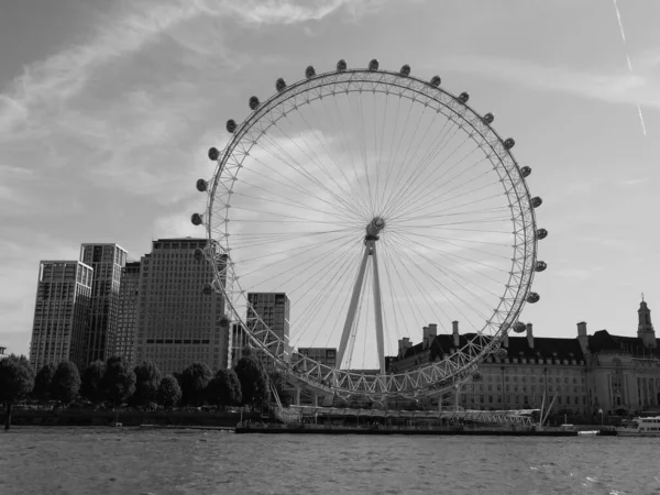 Circa 2019年9月 泰晤士河南岸的伦敦风眼摩天轮 亦称千年轮 黑白相间 — 图库照片