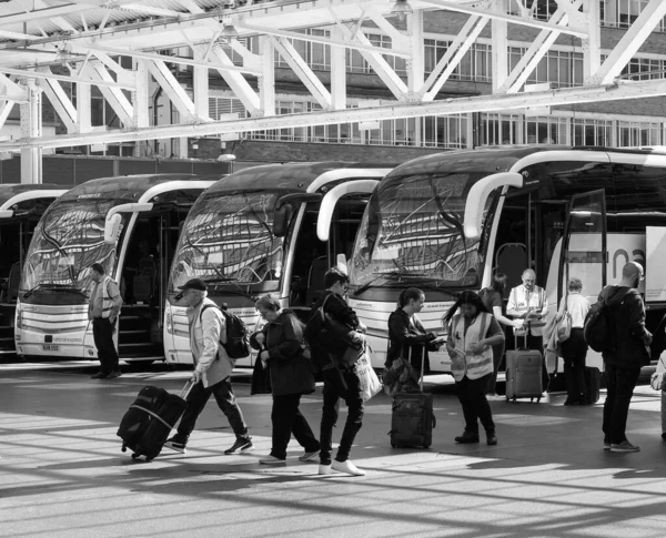 London Circa September 2019 Travellers Victoria Coach Station Black White — Stock Photo, Image