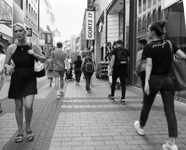 Koeln Germany Circa 2019年8月 Hohe Strasse High Street の人々が白黒のショッピングストリート — ストック写真