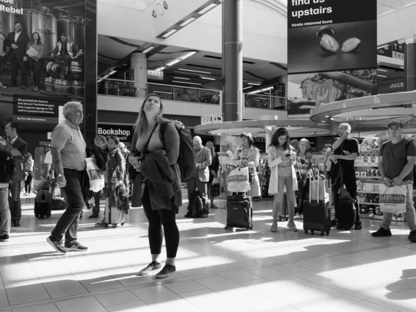 Gatwick Circa September 2019 People London Gatwick Airport Black White — Stock Photo, Image