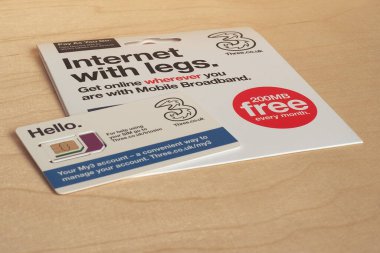 LONDON, İngiltere - CRCA Nisan 2020: Üç SIM kart