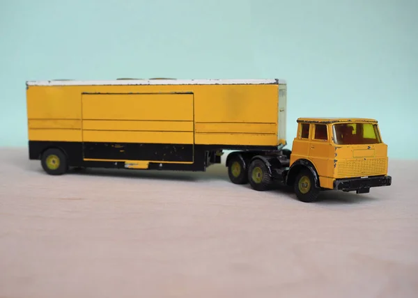 Vintage Méretarányos Sárga Kamion Szelektív Fókusszal Csuklós Jármű Vontatóval Pótkocsival — Stock Fotó