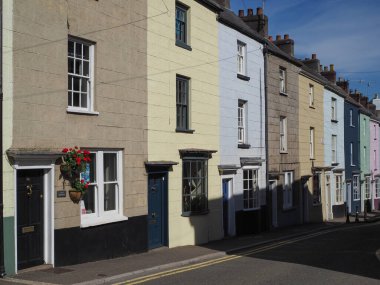 CHEPSTOW, İngiltere - CIRCA Eylül 2019: Bridge Caddesi renkli evler