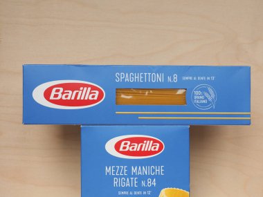PARMA, İtalya - CRCA Nisan 2020: Barilla makarna paketi